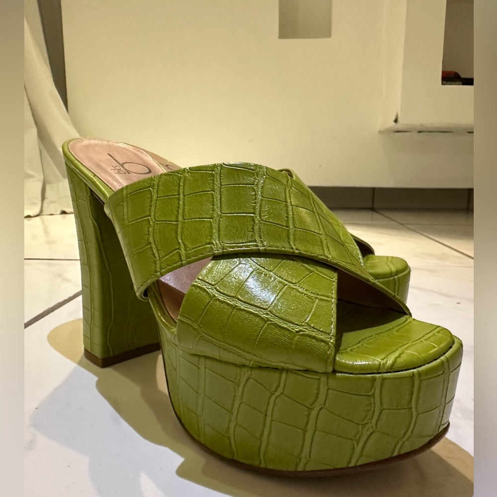 Baker’s Shoes Green Snake Print Platform Heels